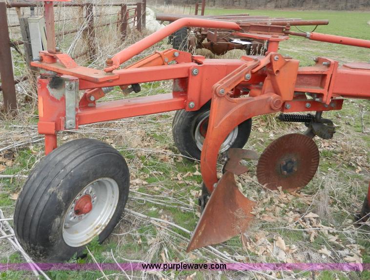 image for item X9586 Case IH 7500 Vari-width four bottom plow