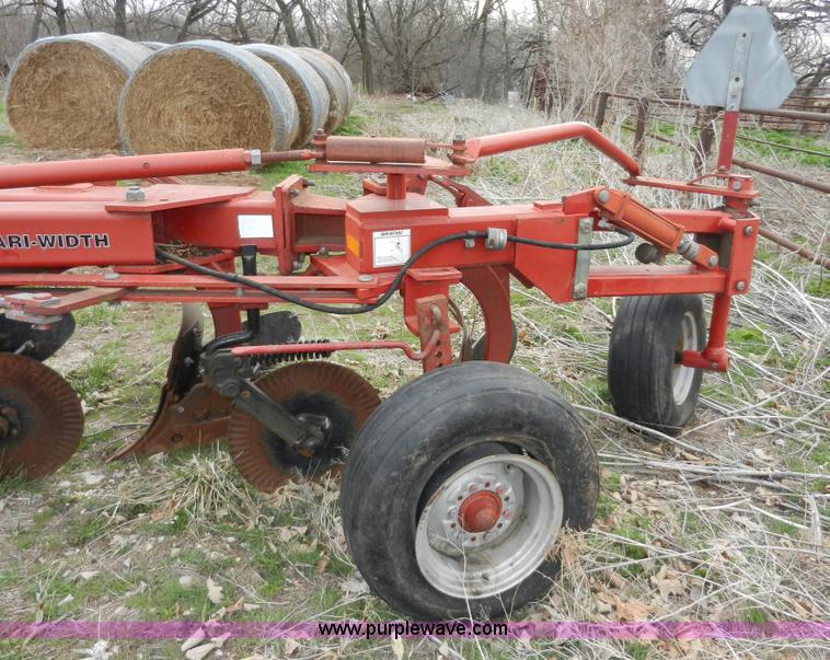 image for item X9586 Case IH 7500 Vari-width four bottom plow