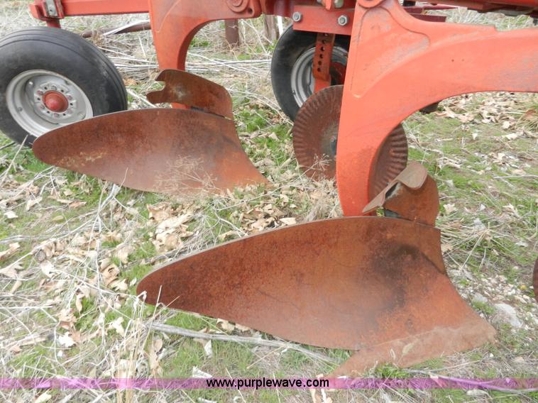 image for item X9586 Case IH 7500 Vari-width four bottom plow
