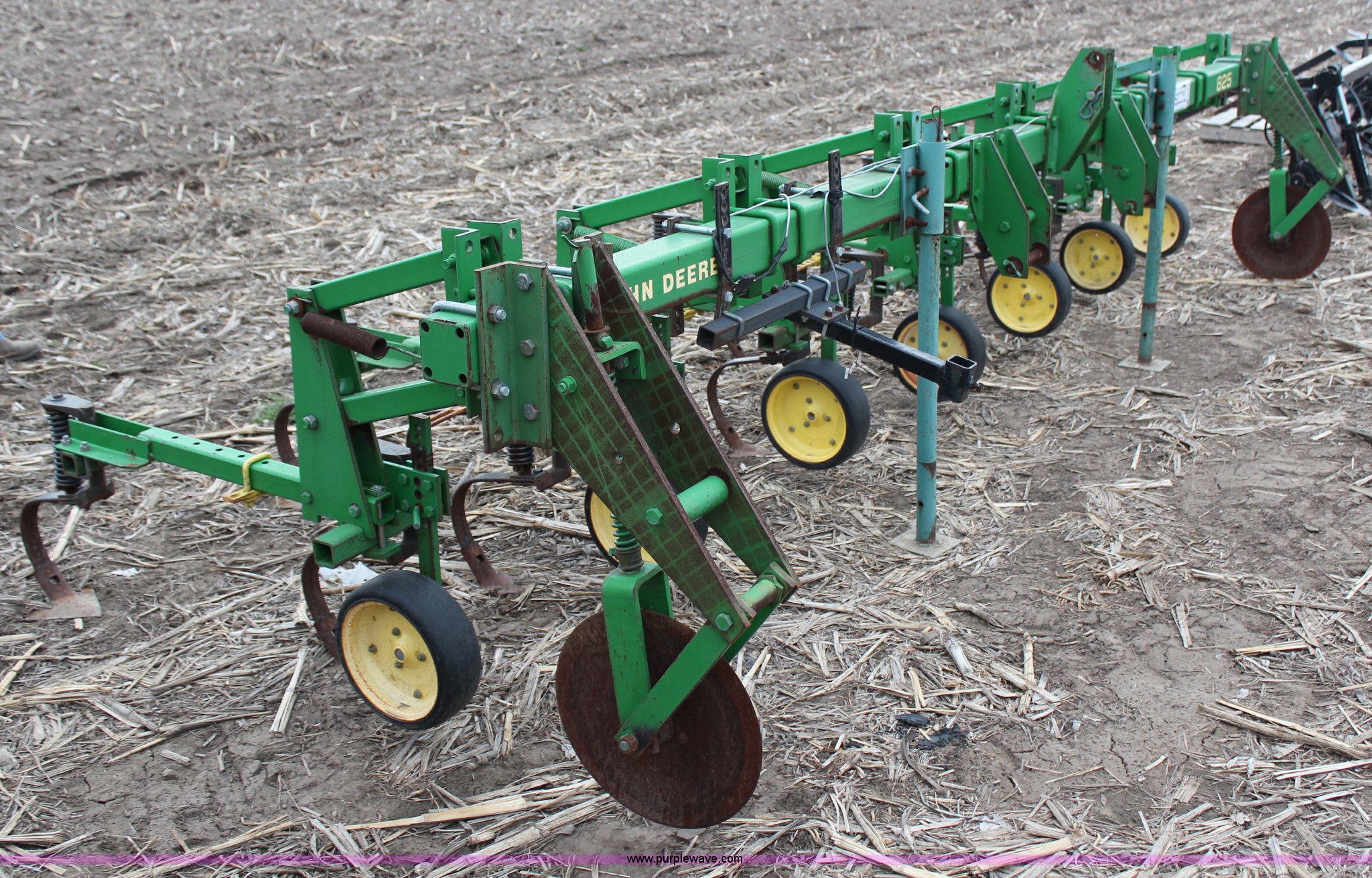 John Deere 825 cultivator in Topeka, KS Item G5045 sold Purple Wave