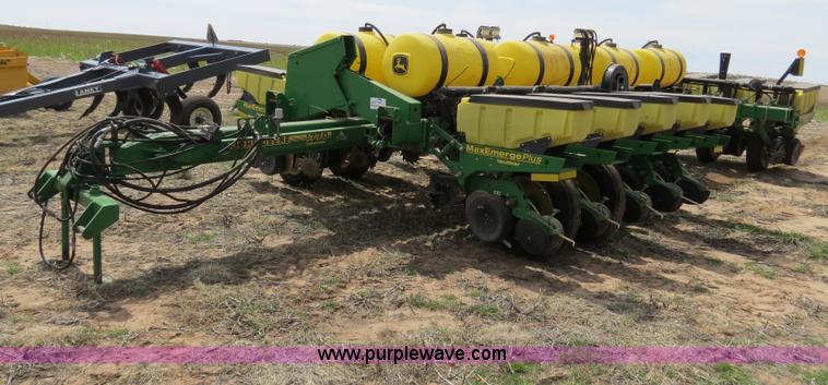 image for item B4714 2002 John Deere 1770 Conservation planter