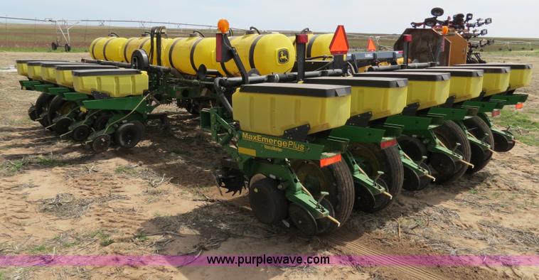 image for item B4714 2002 John Deere 1770 Conservation planter