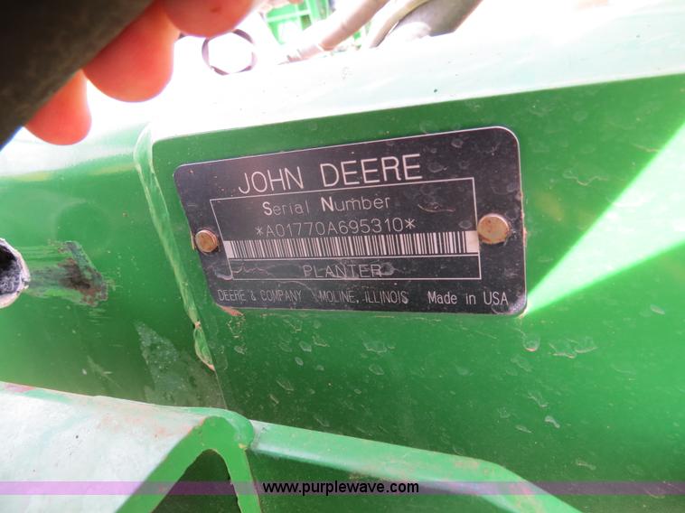 image for item B4714 2002 John Deere 1770 Conservation planter