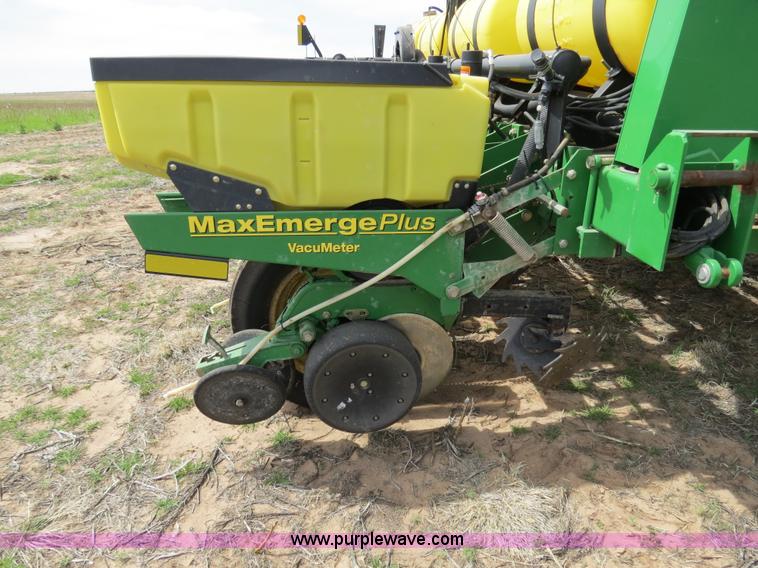 image for item B4714 2002 John Deere 1770 Conservation planter