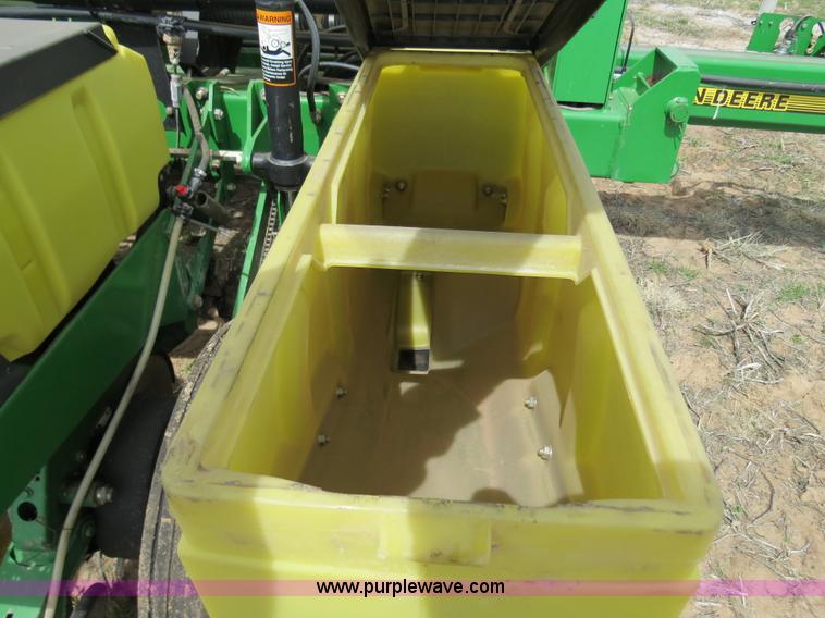 image for item B4714 2002 John Deere 1770 Conservation planter
