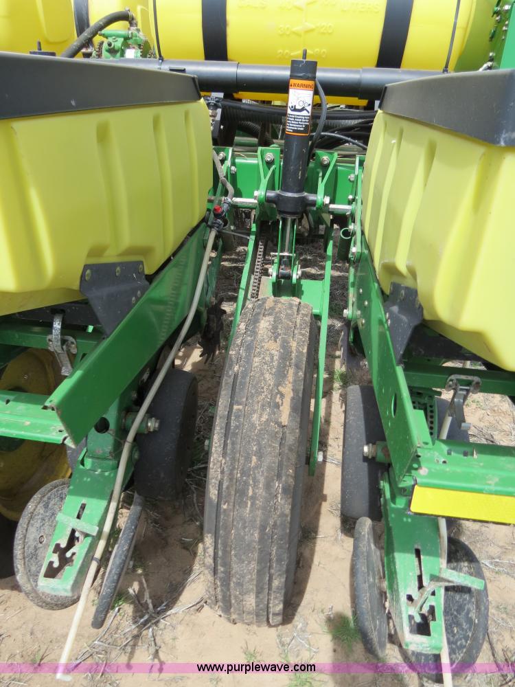 image for item B4714 2002 John Deere 1770 Conservation planter