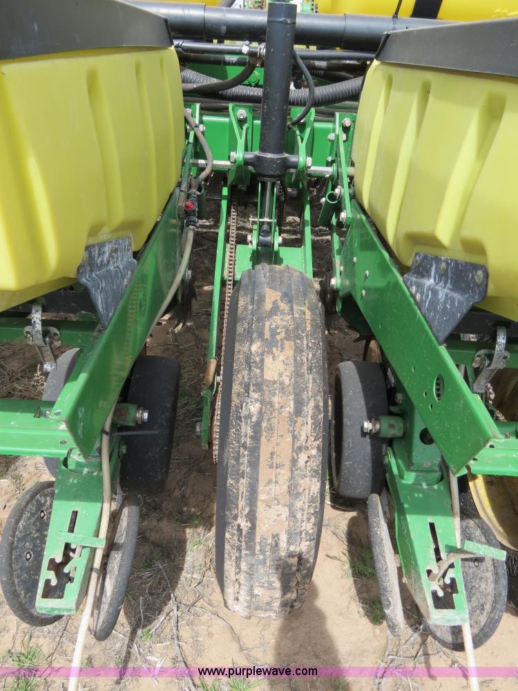 image for item B4714 2002 John Deere 1770 Conservation planter