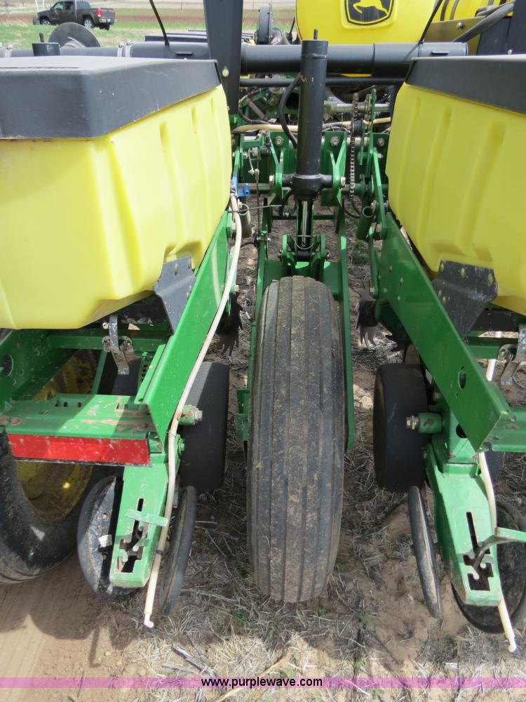 image for item B4714 2002 John Deere 1770 Conservation planter