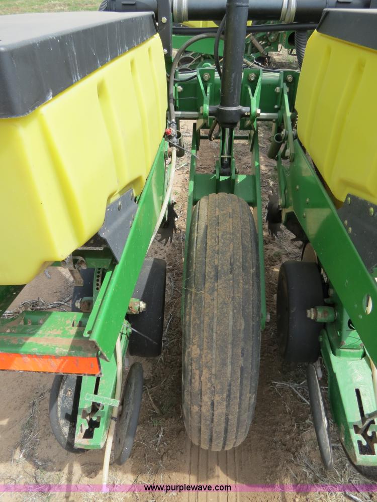 image for item B4714 2002 John Deere 1770 Conservation planter