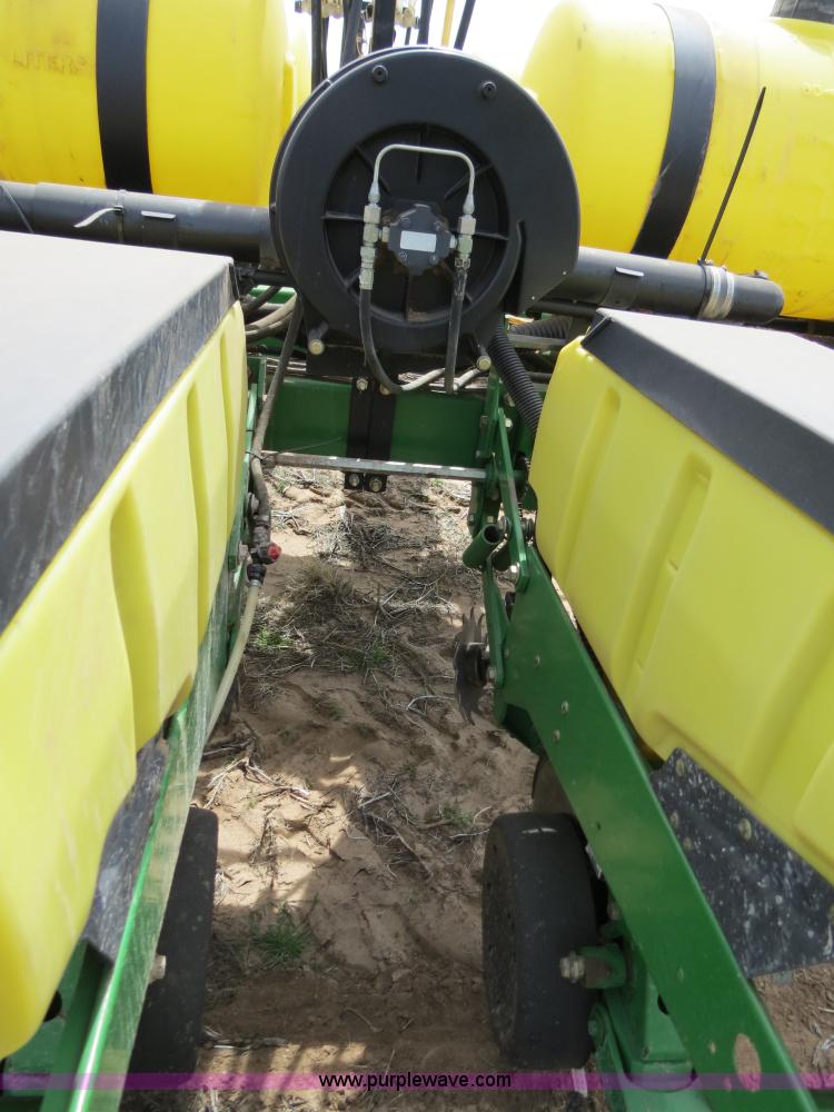 image for item B4714 2002 John Deere 1770 Conservation planter