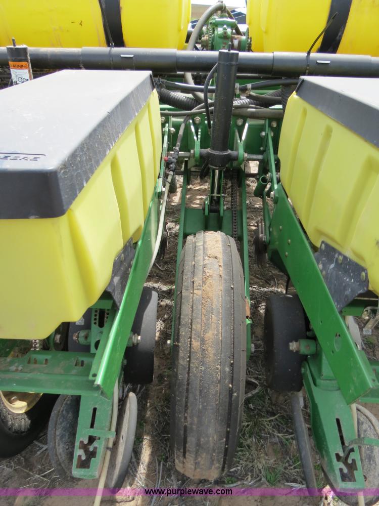 image for item B4714 2002 John Deere 1770 Conservation planter