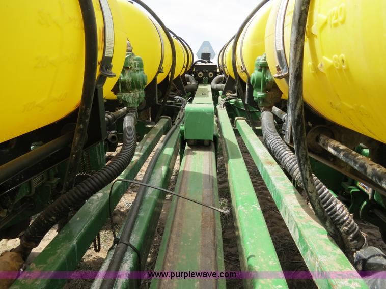 image for item B4714 2002 John Deere 1770 Conservation planter