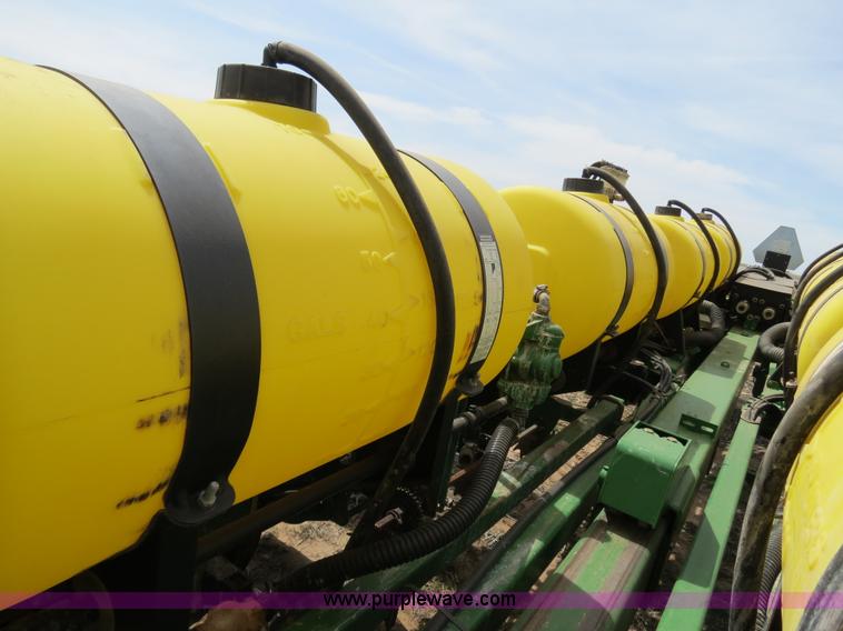 image for item B4714 2002 John Deere 1770 Conservation planter