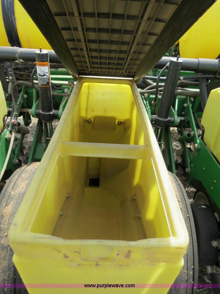 image for item B4714 2002 John Deere 1770 Conservation planter