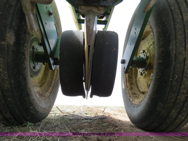 image for item B4714 2002 John Deere 1770 Conservation planter