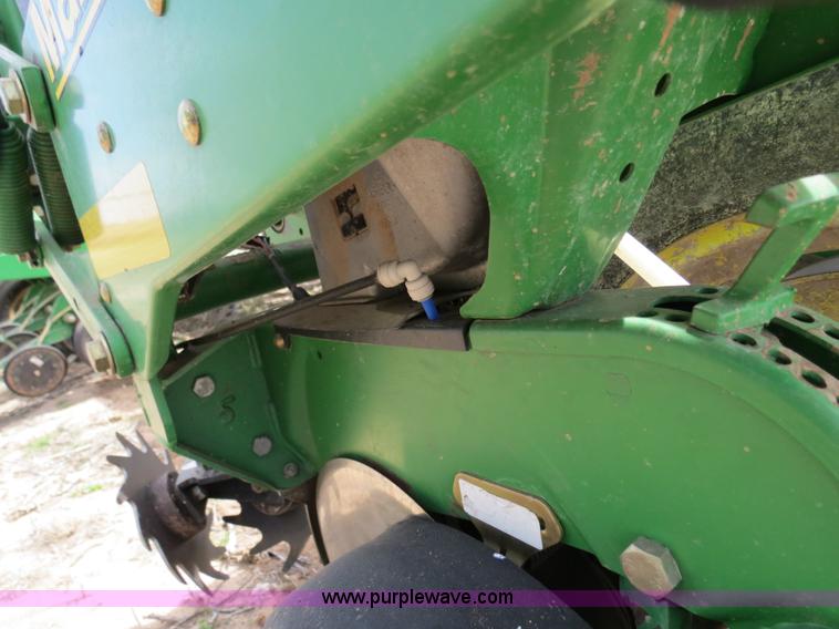 image for item B4714 2002 John Deere 1770 Conservation planter