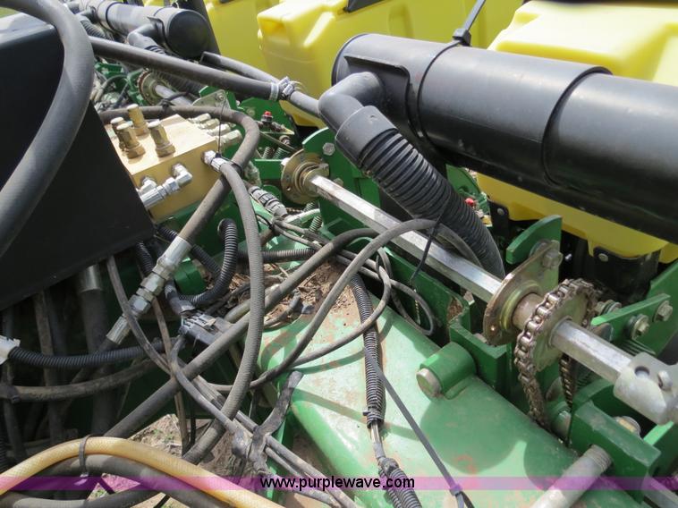 image for item B4714 2002 John Deere 1770 Conservation planter