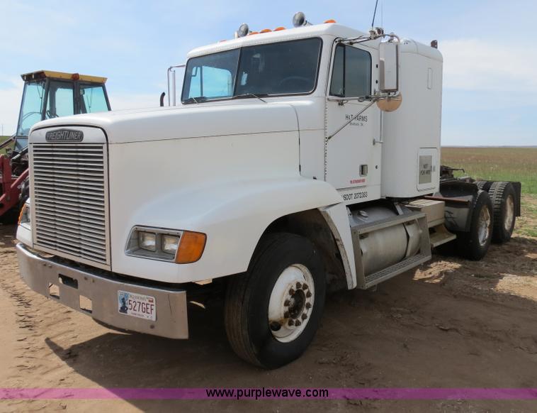 image for item B4724 1990 Freightliner FLD120 semi truck