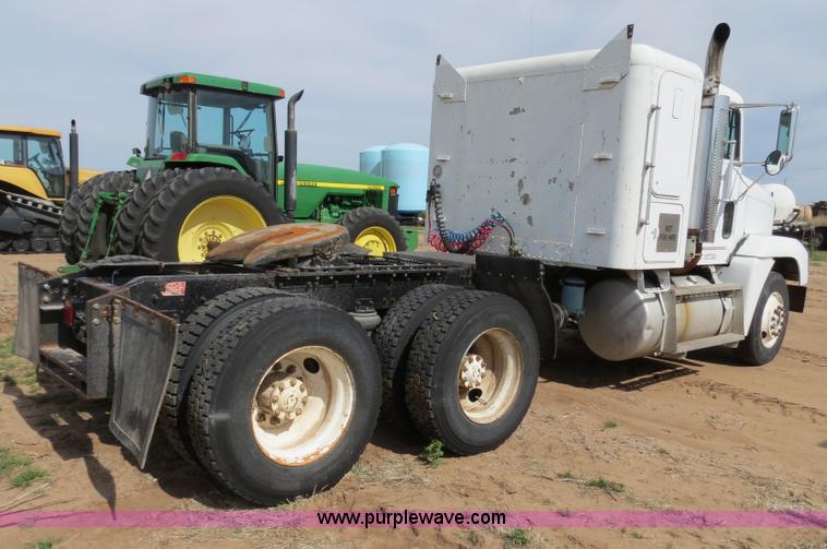 image for item B4724 1990 Freightliner FLD120 semi truck