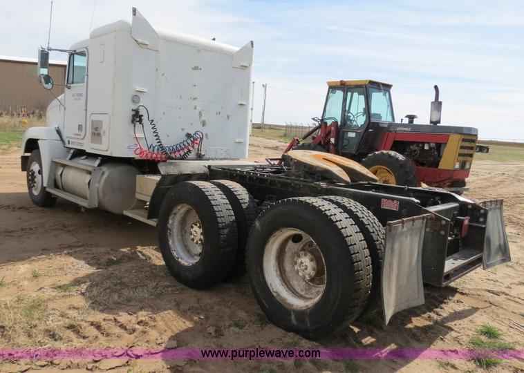 image for item B4724 1990 Freightliner FLD120 semi truck