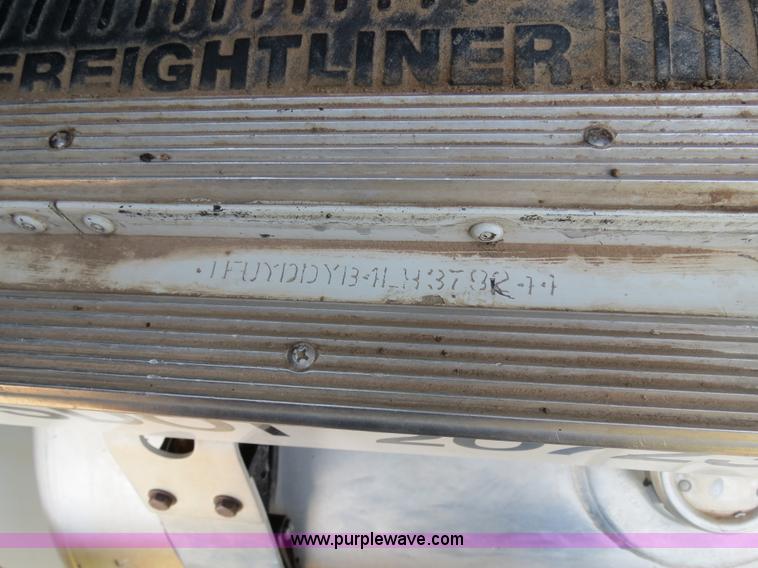 image for item B4724 1990 Freightliner FLD120 semi truck