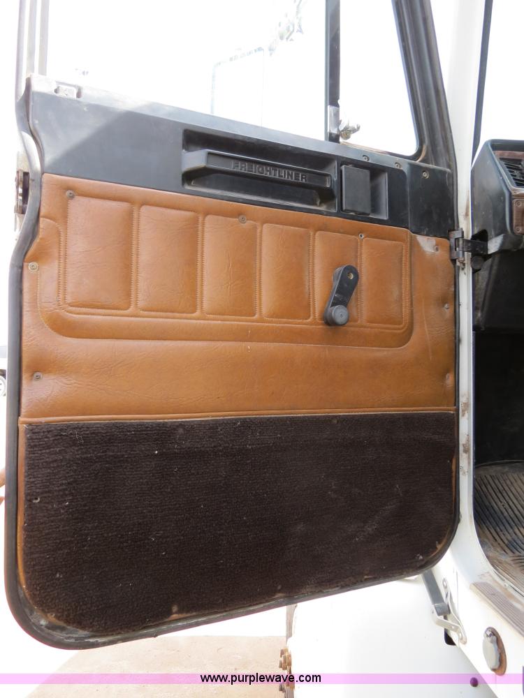 image for item B4724 1990 Freightliner FLD120 semi truck