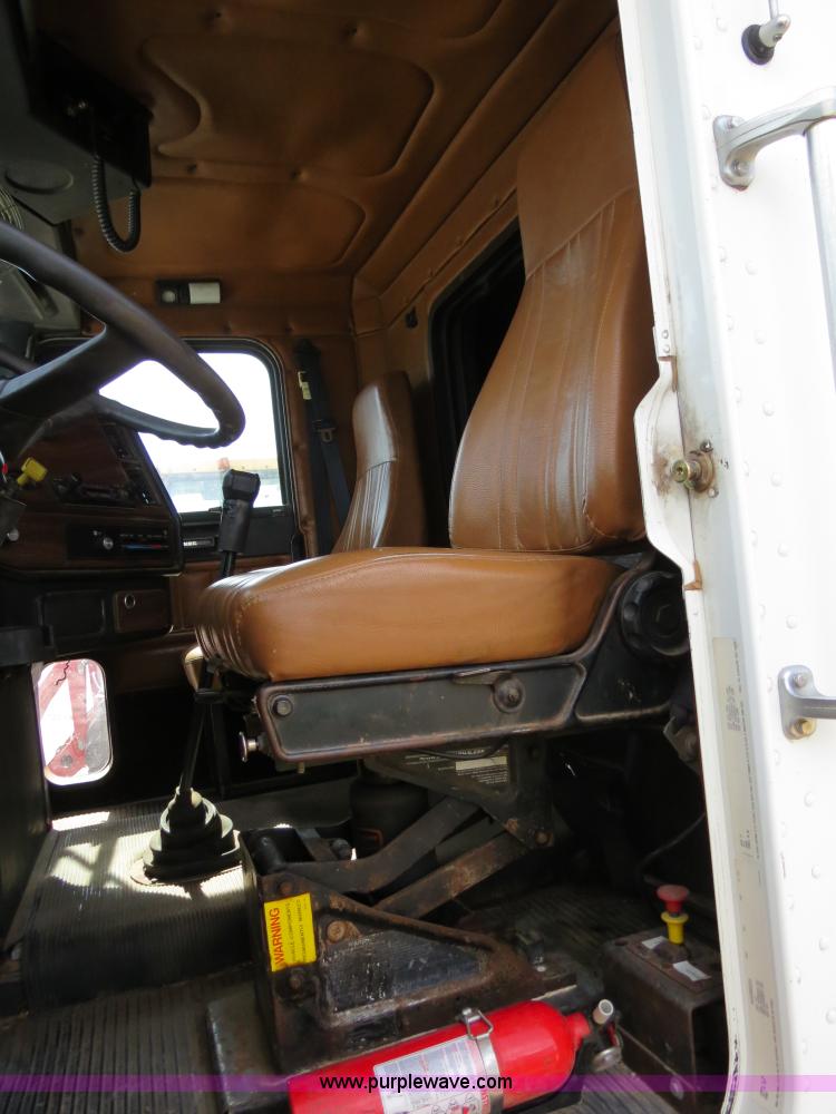 image for item B4724 1990 Freightliner FLD120 semi truck