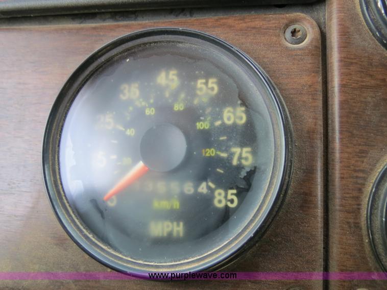 image for item B4724 1990 Freightliner FLD120 semi truck