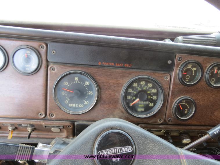 image for item B4724 1990 Freightliner FLD120 semi truck