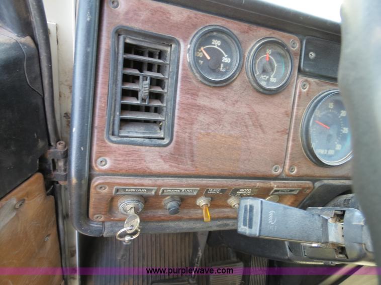 image for item B4724 1990 Freightliner FLD120 semi truck