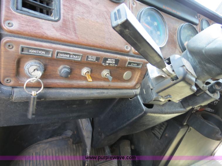 image for item B4724 1990 Freightliner FLD120 semi truck