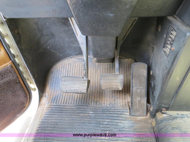 image for item B4724 1990 Freightliner FLD120 semi truck