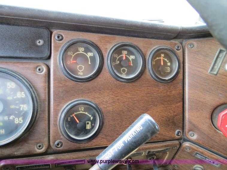 image for item B4724 1990 Freightliner FLD120 semi truck