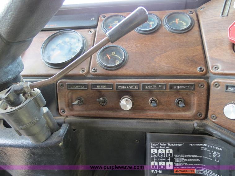 image for item B4724 1990 Freightliner FLD120 semi truck