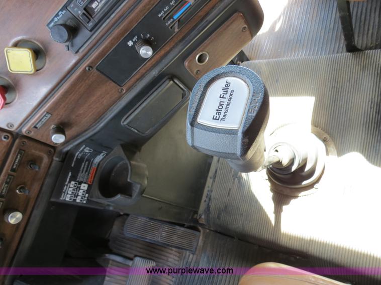 image for item B4724 1990 Freightliner FLD120 semi truck