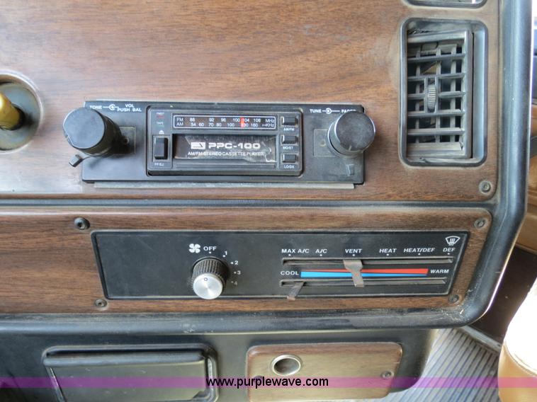 image for item B4724 1990 Freightliner FLD120 semi truck