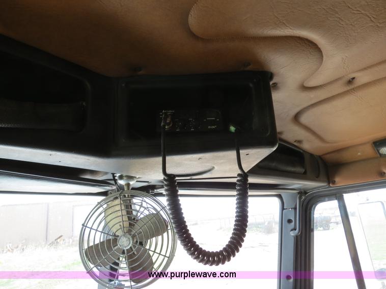 image for item B4724 1990 Freightliner FLD120 semi truck