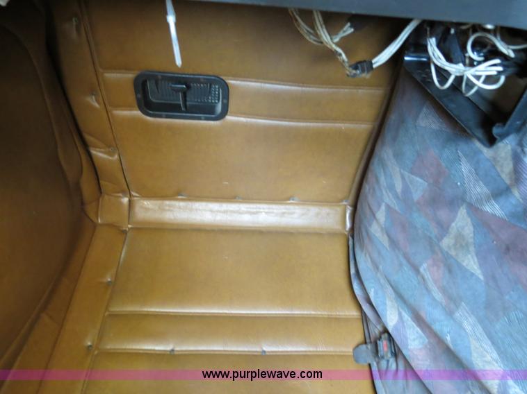 image for item B4724 1990 Freightliner FLD120 semi truck