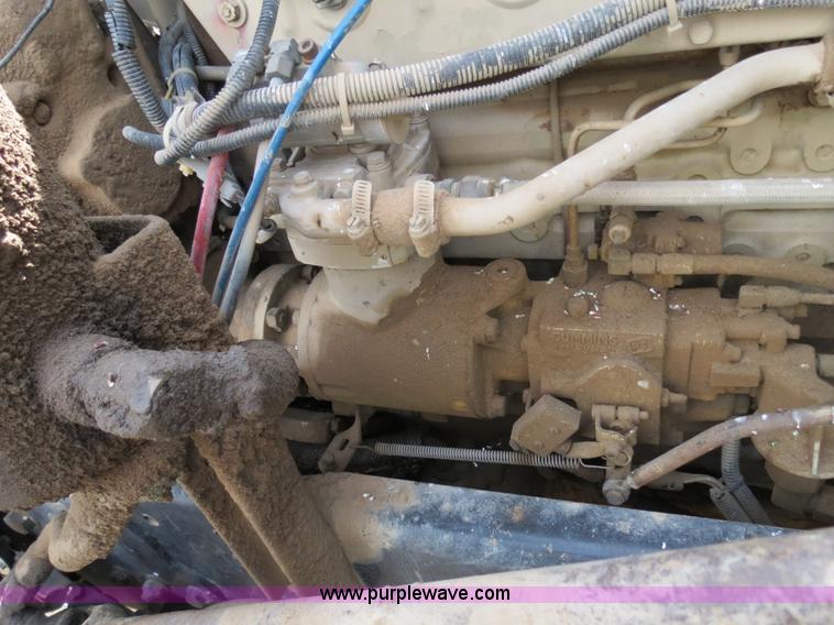 image for item B4724 1990 Freightliner FLD120 semi truck