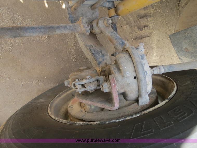 image for item B4724 1990 Freightliner FLD120 semi truck