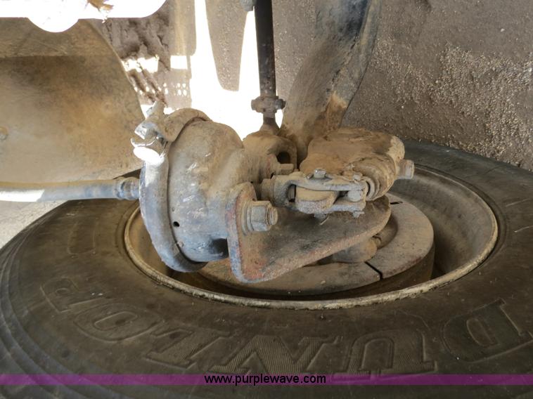 image for item B4724 1990 Freightliner FLD120 semi truck