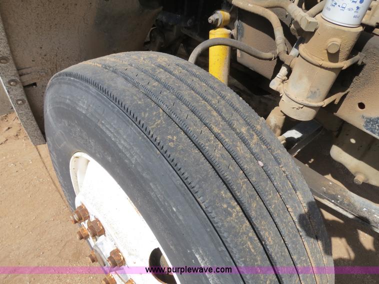 image for item B4724 1990 Freightliner FLD120 semi truck