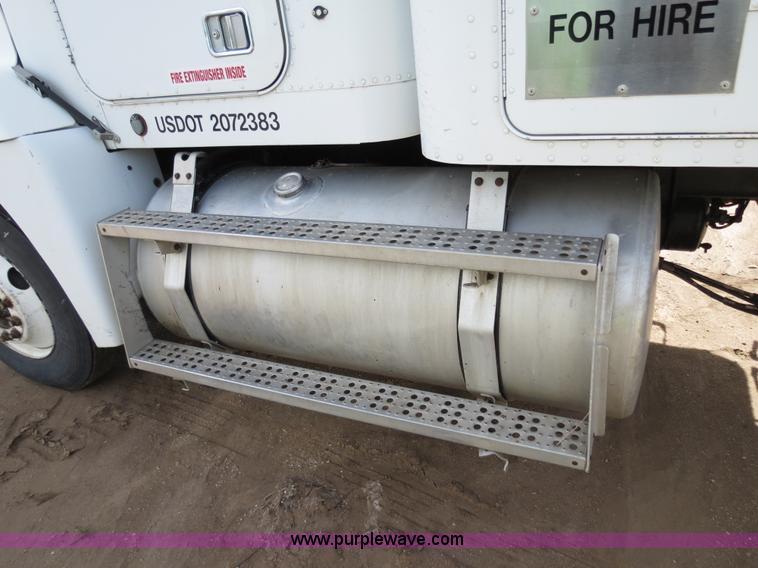 image for item B4724 1990 Freightliner FLD120 semi truck