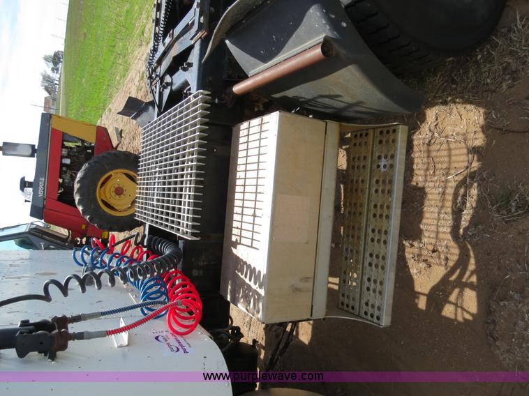 image for item B4724 1990 Freightliner FLD120 semi truck