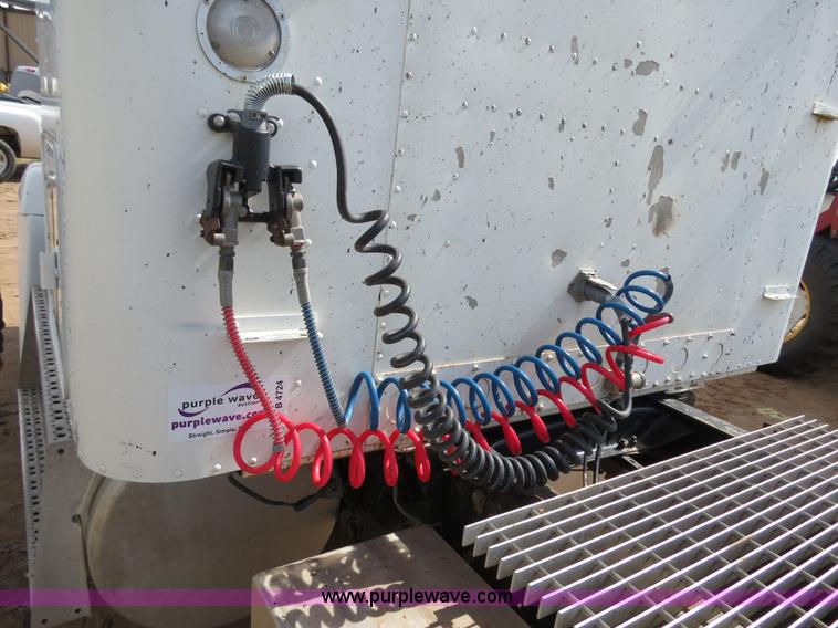 image for item B4724 1990 Freightliner FLD120 semi truck