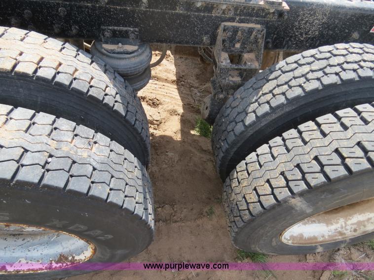 image for item B4724 1990 Freightliner FLD120 semi truck