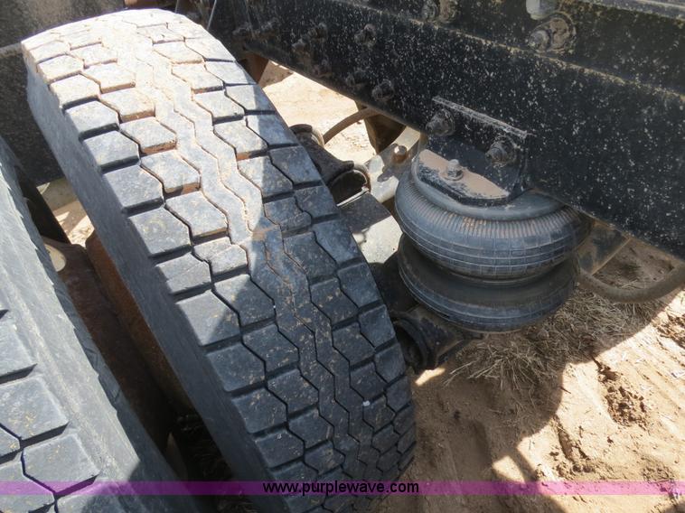 image for item B4724 1990 Freightliner FLD120 semi truck