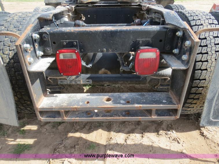 image for item B4724 1990 Freightliner FLD120 semi truck