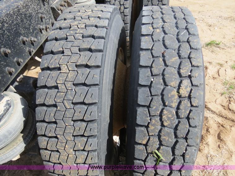 image for item B4724 1990 Freightliner FLD120 semi truck