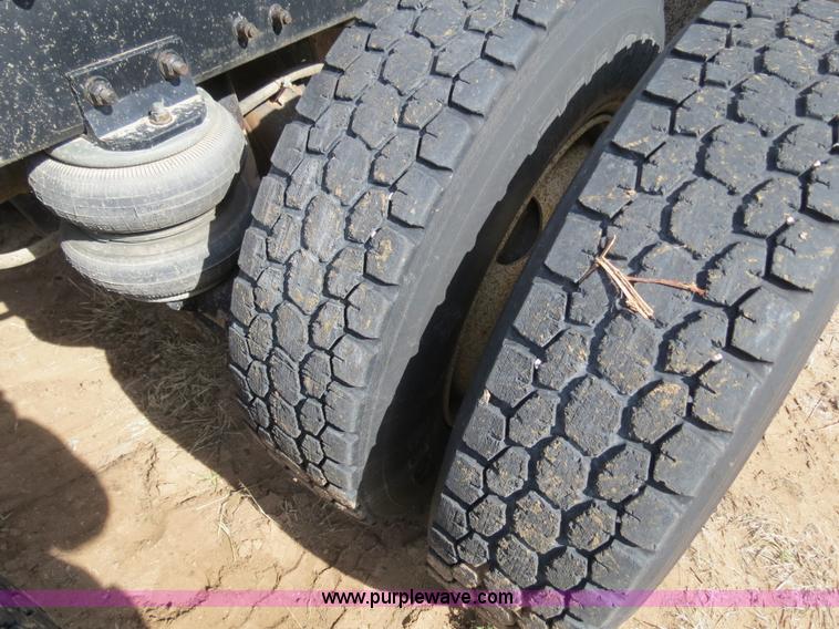 image for item B4724 1990 Freightliner FLD120 semi truck